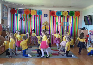 Dzieci śpiewają i tańczą.